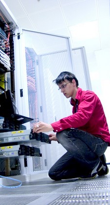 Un homme travaille sur un serveur d'entreprise