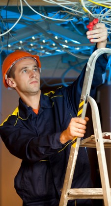 Un technicien travaille sur un cablage téléphonique