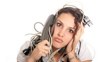 Une femme s'emmele avec le téléphone